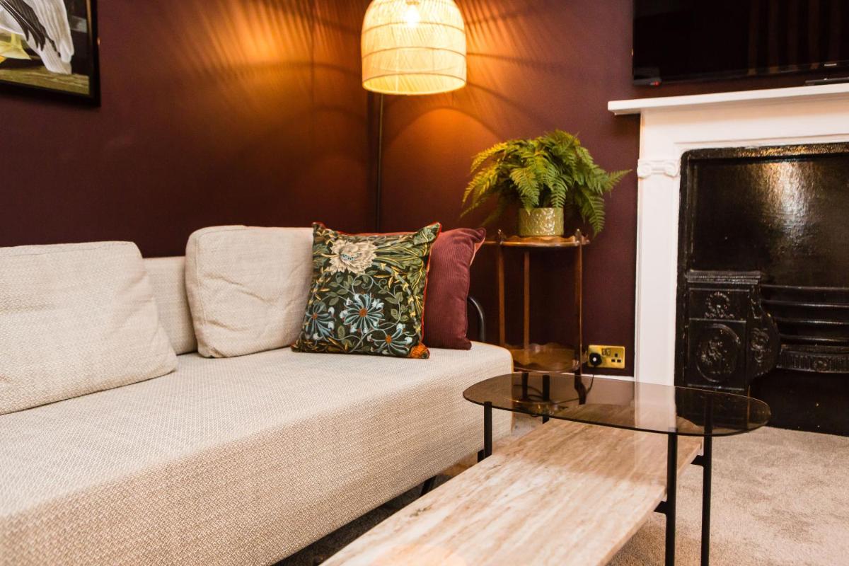 Skeldale House 'All Creatures Great & Small' by Maison Parfaite - Luxury Apartments & Studios in Askrigg, Yorkshire Dales - Housity