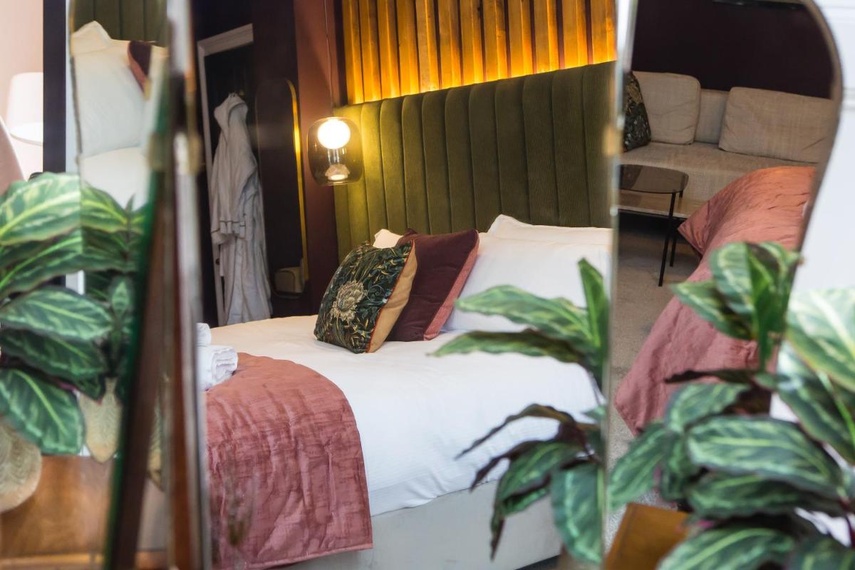 Skeldale House 'All Creatures Great & Small' by Maison Parfaite - Luxury Apartments & Studios in Askrigg, Yorkshire Dales - Housity