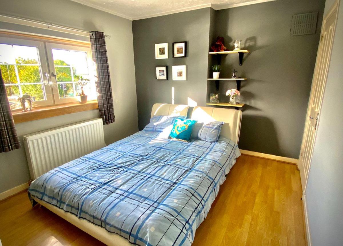 Cosy 2 bed house with direct train link to Glasgow - Housity
