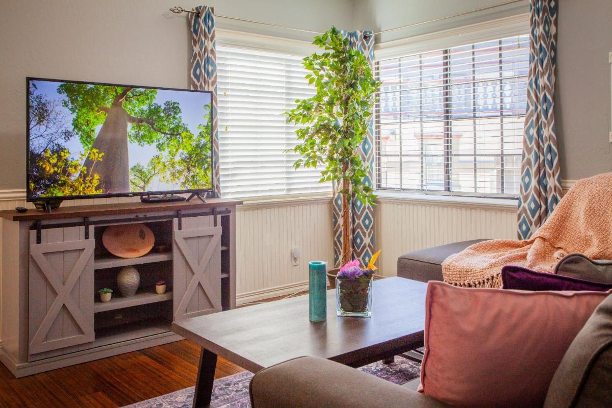 Beautiful & Cozy Home - Historic Cherry Street home - Housity