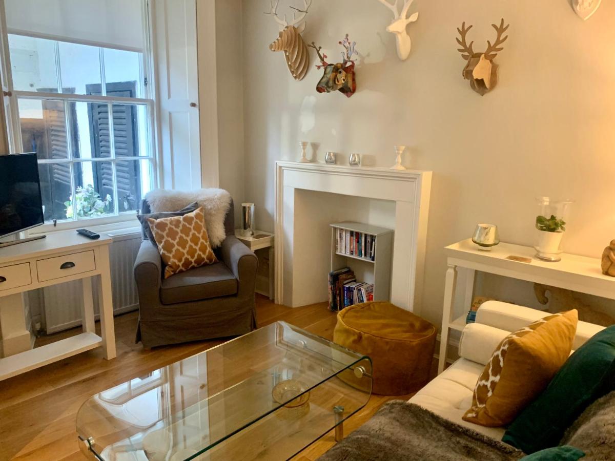 Chic Edinburgh 2B City Centre flat & patio , close to Castle - Housity