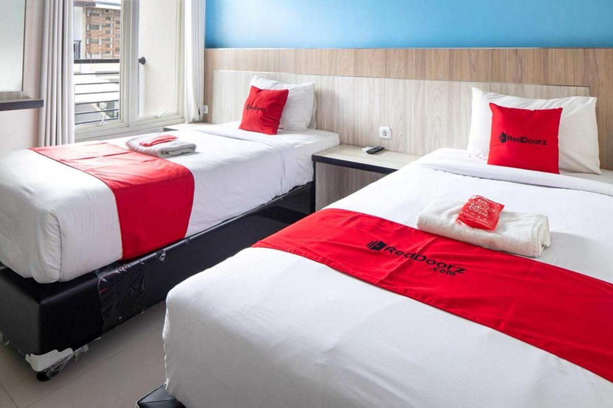 RedDoorz Plus At Panorama Villas Batu - Housity