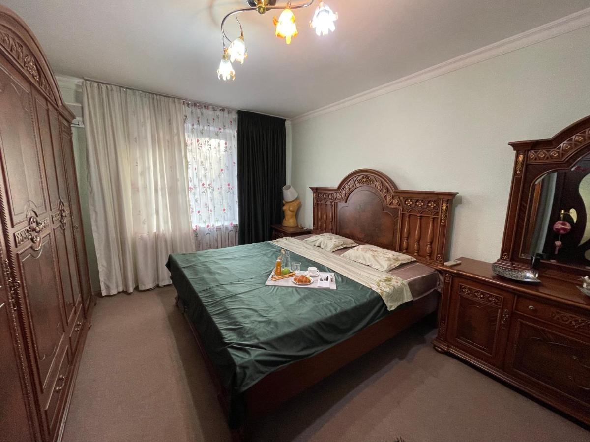 TSUM. Center 3 bedroom apartment. Modern and clean - Housity