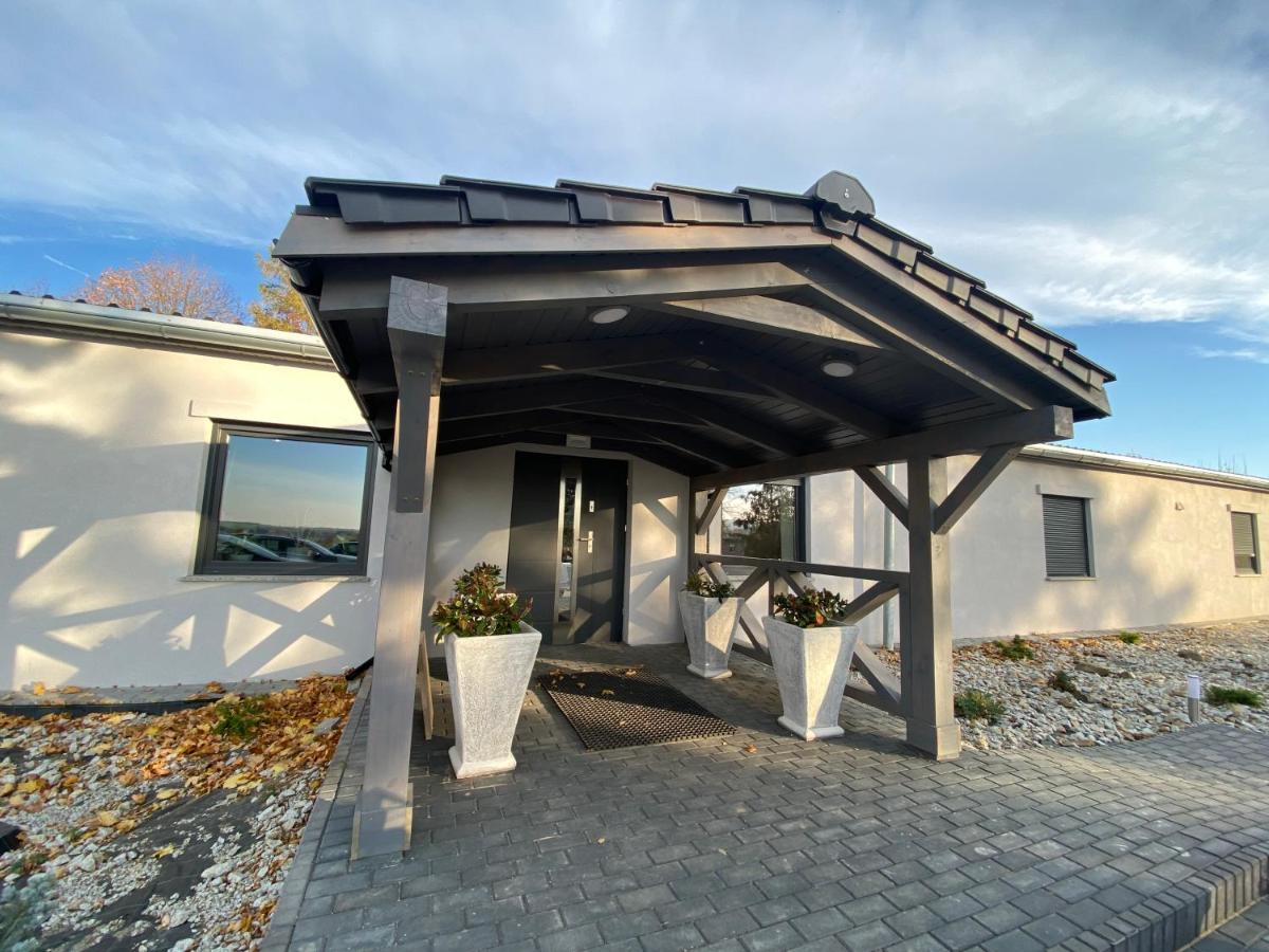 Hotelik Nad Zalewem 10 km od Legnicy - Housity