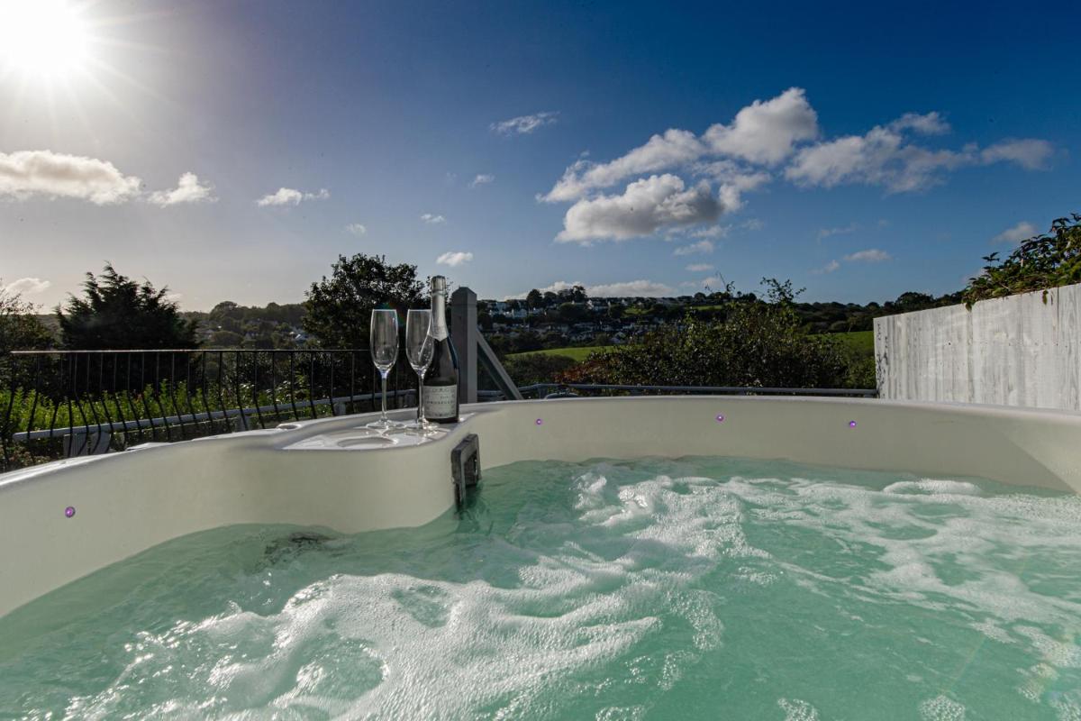 Cartref - Beautiful Cottage, Hot Tub, Countryside Views - Housity