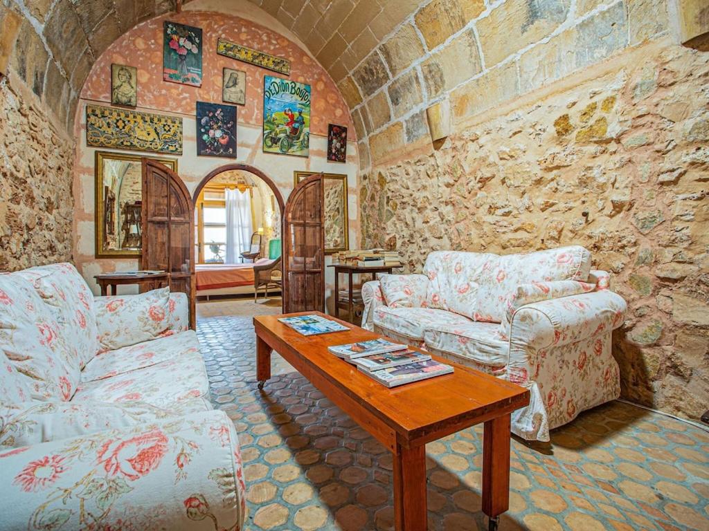 A charming house, full of atmosphere and a private swimming pool. - Housity