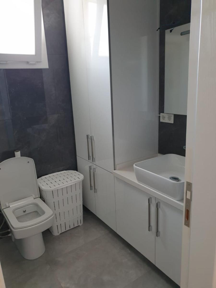 Pool, beach, shopping in walking distance - Housity