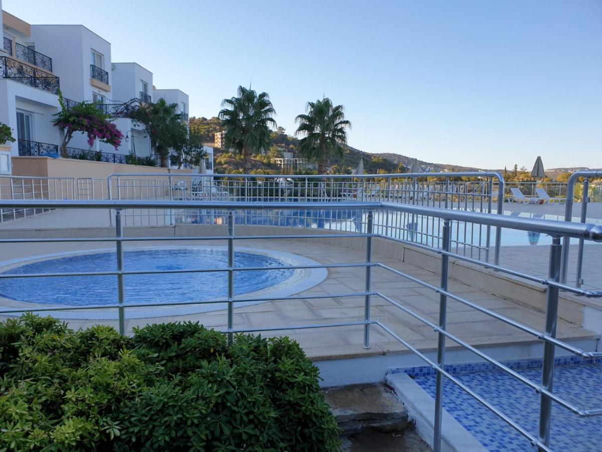 Pool, beach, shopping in walking distance - Housity