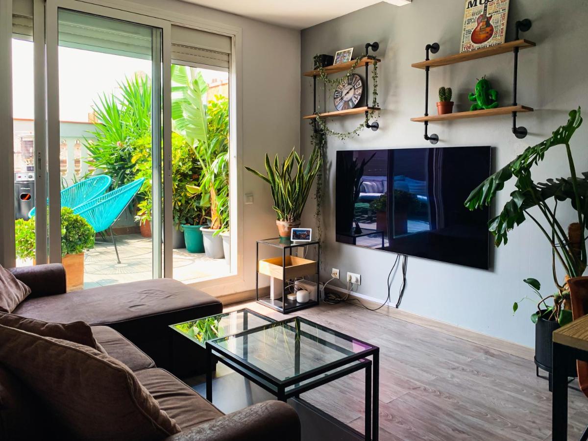 Incredible 2BR Penthouse with Urban Rooftop Garden - Housity