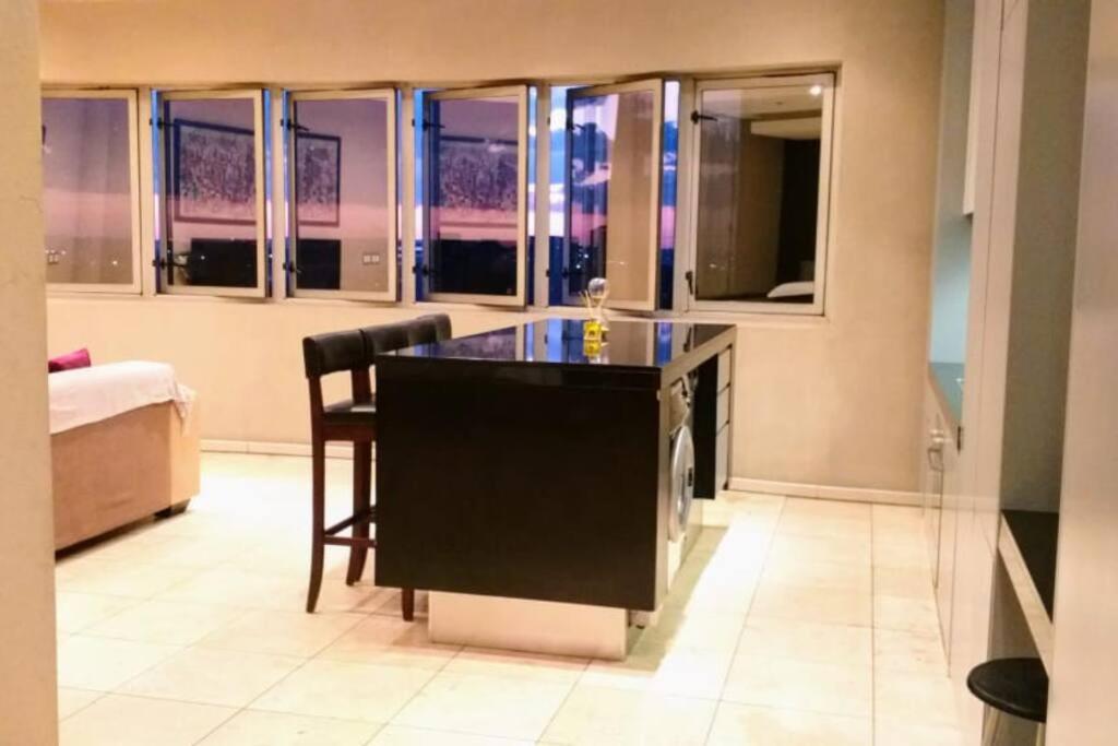 1007-Stunning Studio apt with incredible Joburg views - Housity