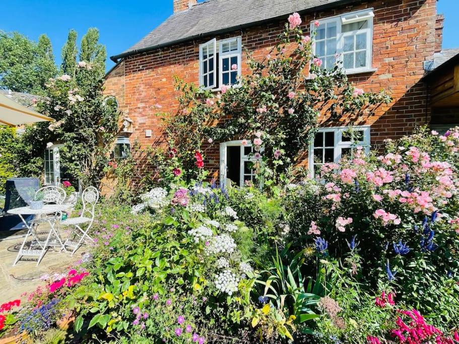 Country cottage with pool & hot tub near Stratford-upon-Avon - Housity
