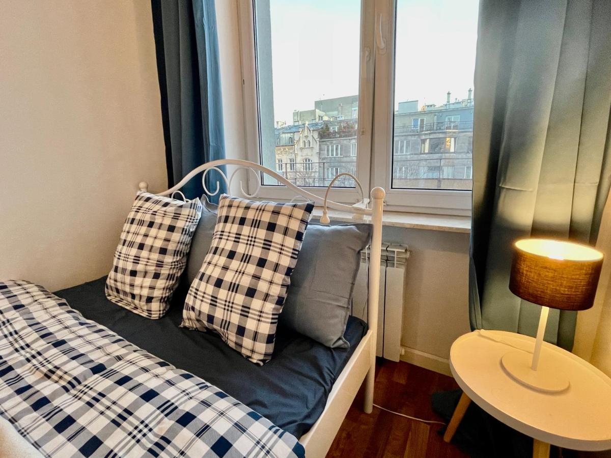 DECOR 2 metro fast WiFI 55’TV Netflix HBO cozy - Housity