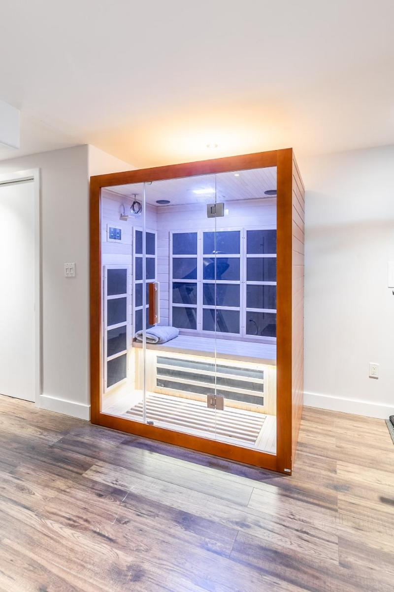 Luxury 3BR 2BA Townhome with Private HOT TUB, Gym, BBQ by GLOBALSTAY - Housity