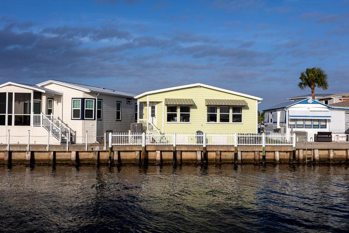 Fantastic Canal front cottage with ocean access - Housity