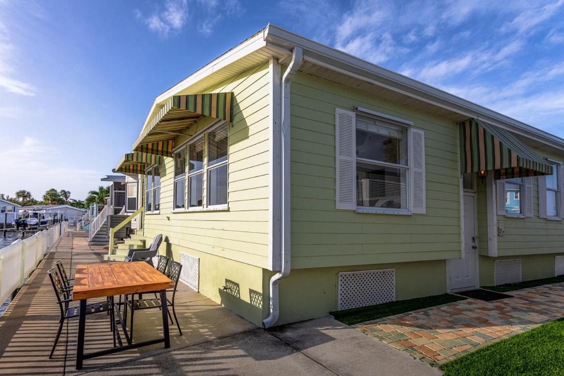Fantastic Canal front cottage with ocean access - Housity