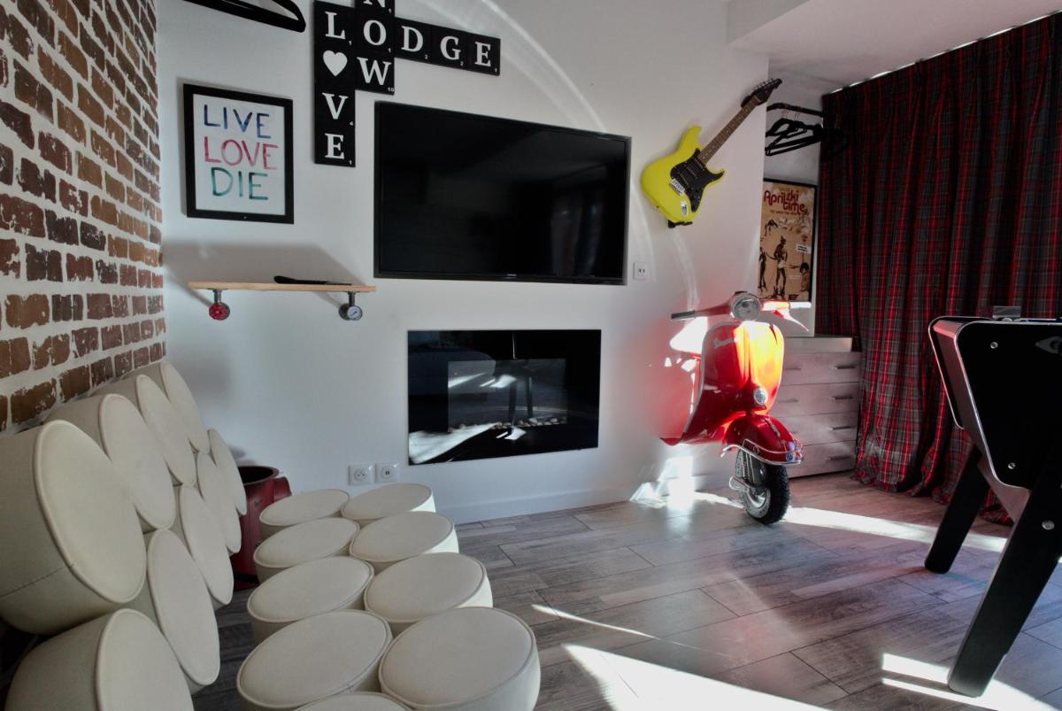 Télévision ou salle de divertissement dans l'établissement Snow Lodge Hotel Courchevel 1850