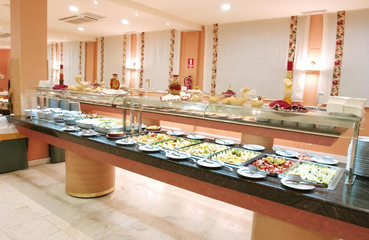 Comida en o cerca de este hotel