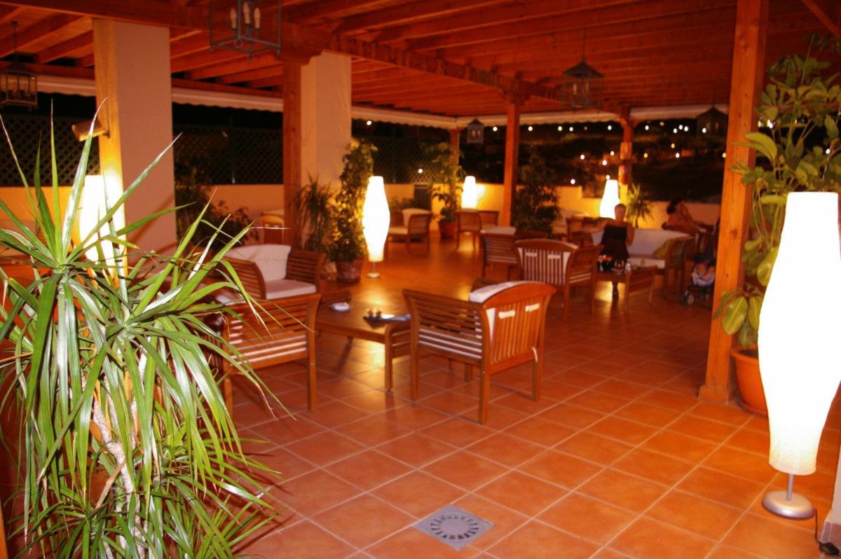Un restaurante o sitio para comer en Bahía Tropical