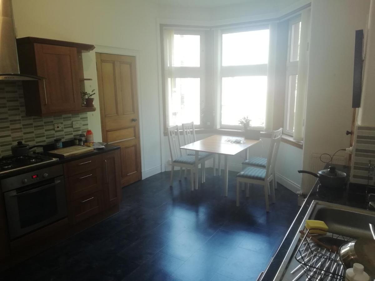 Spacious flat with double room, 20min walk/5min cycle from COP26 - Housity