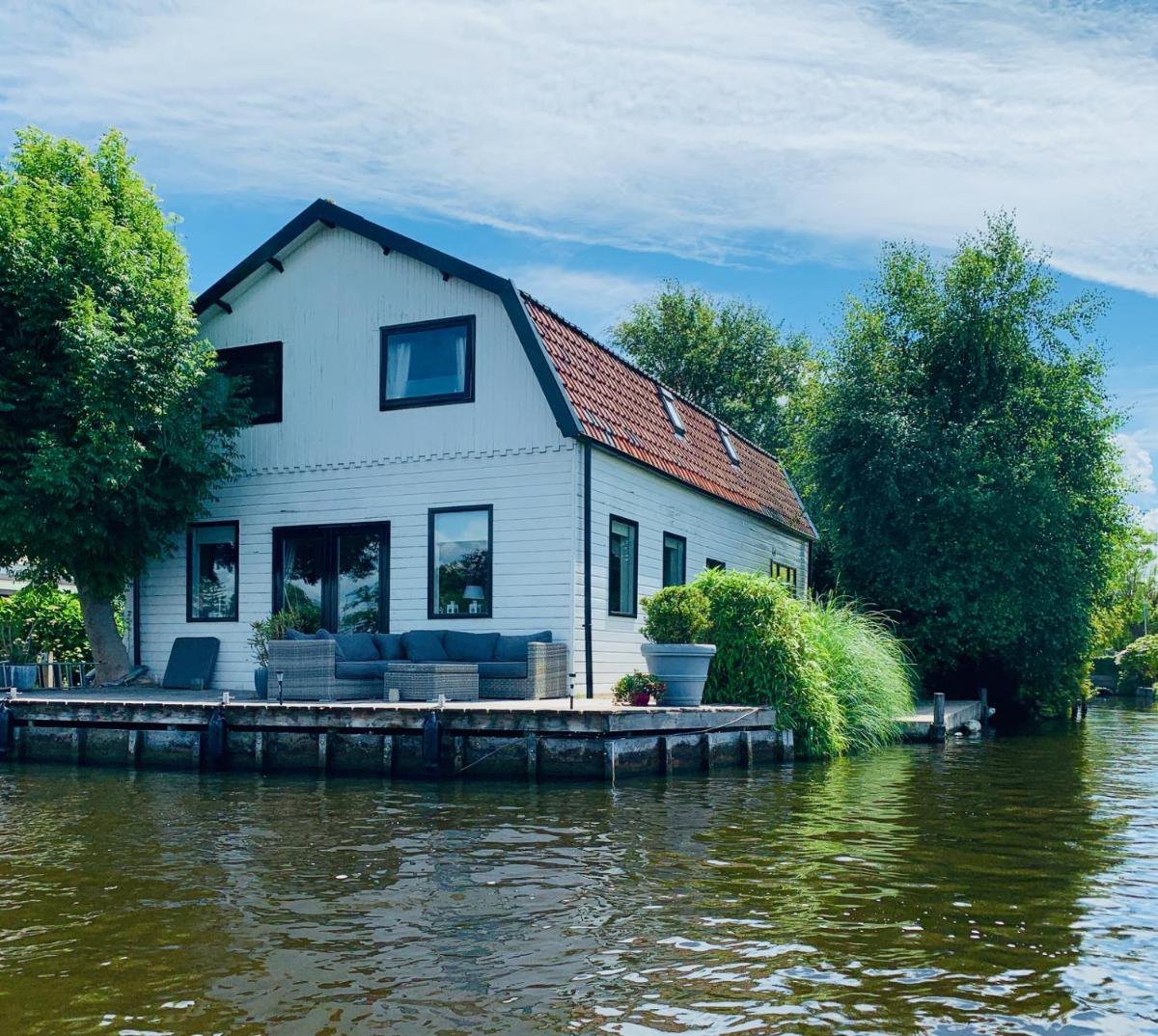 Holiday home at the water, fire place, boat and SUP rent, near Amsterdam - Housity