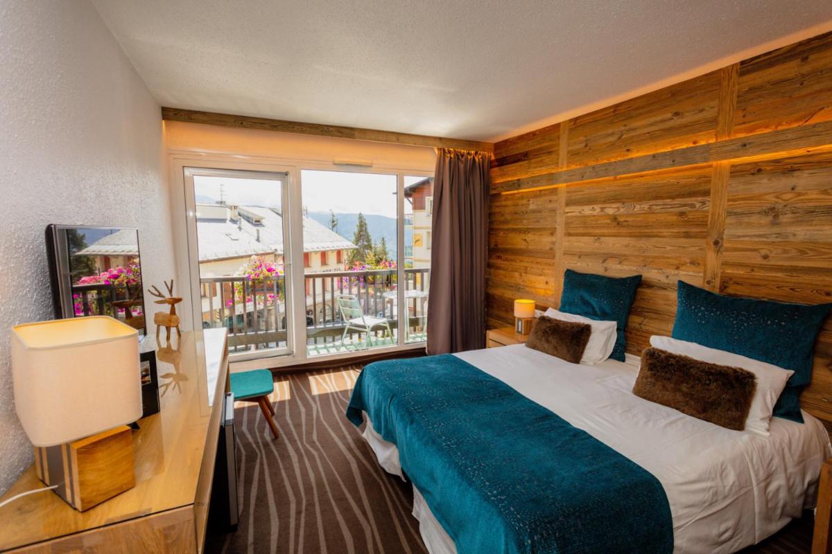 une chambre d'hôtel avec un lit et une fenêtre dans l'établissement Hôtel Le Grand Tétras, à Font-Romeu
