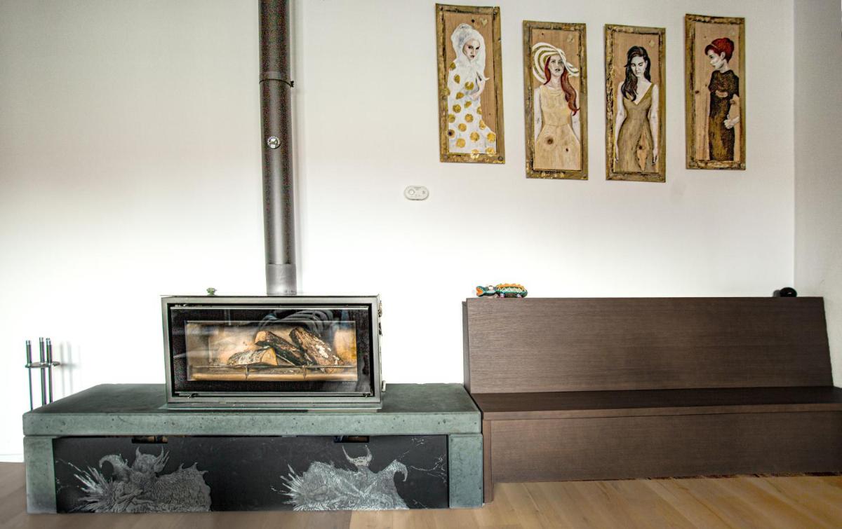 Contemporary apartment with fireplace & terrace - Housity
