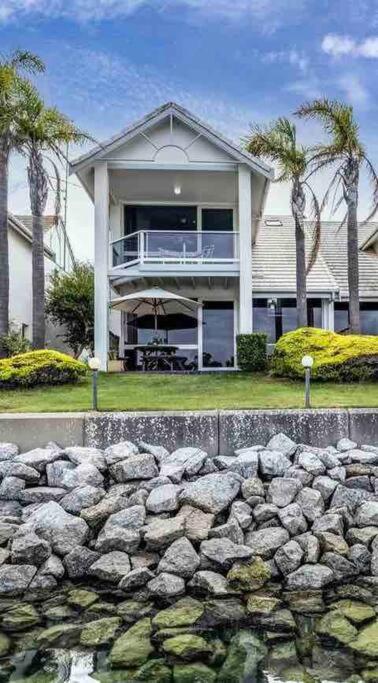 The Blacklighters-Waterfront Retreat - Housity