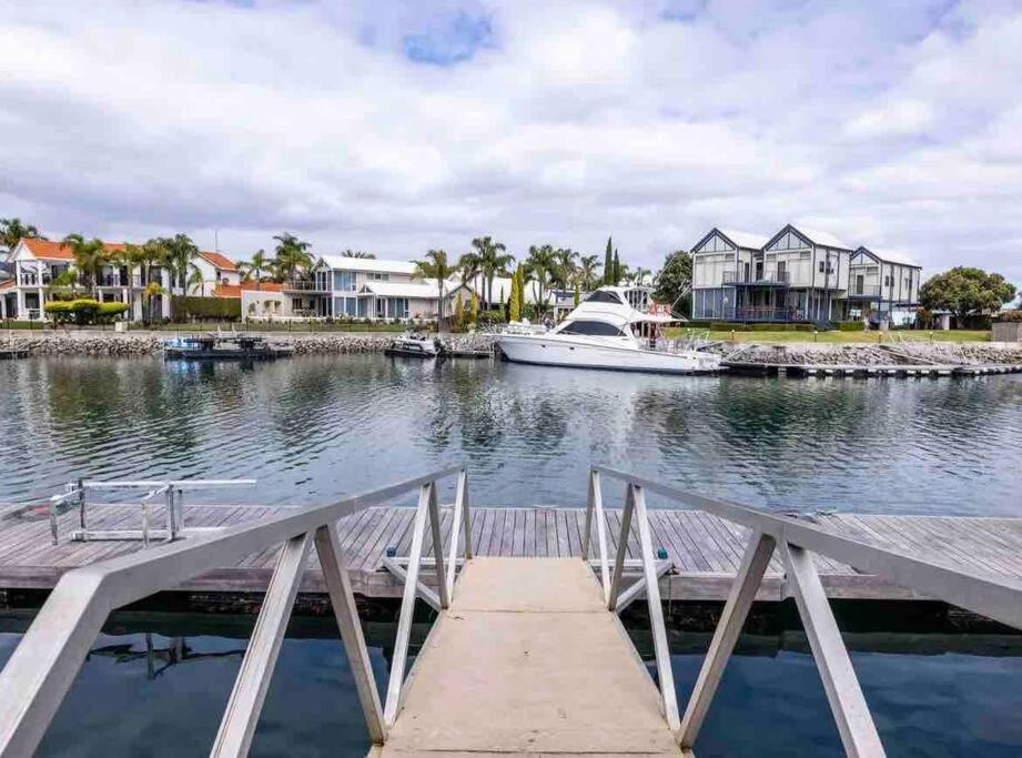 The Blacklighters-Waterfront Retreat - Housity