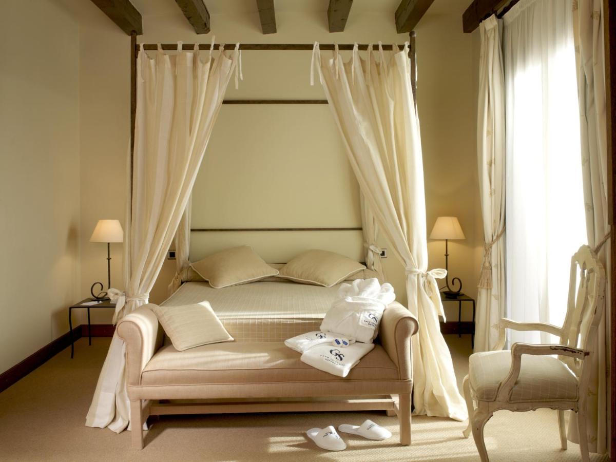 Cama o camas de una habitación en Gran Hotel Rey Don Jaime