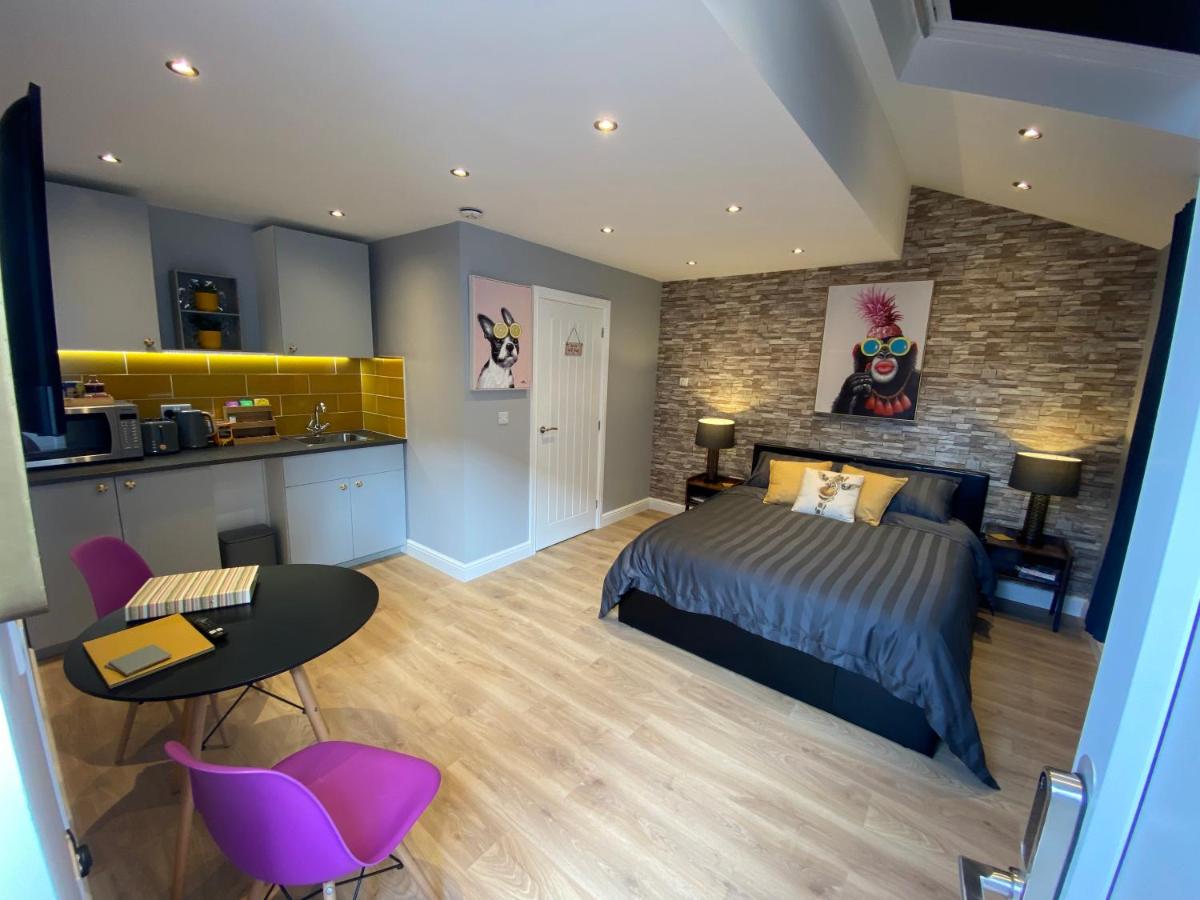Modern Luxury 1 bed apartment with parking near Stansted Airport - Housity