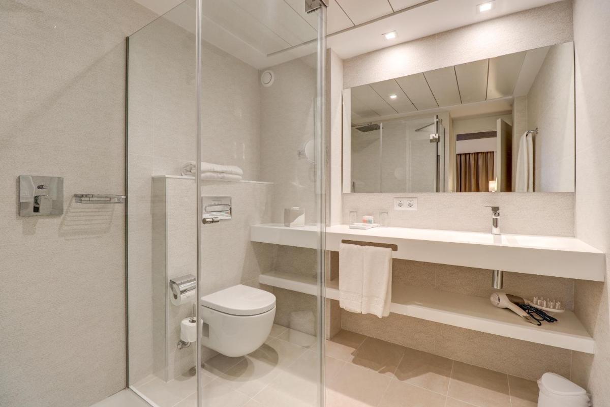 Un baño de Hotel Illa d'Or & Club Apts 4* Sup