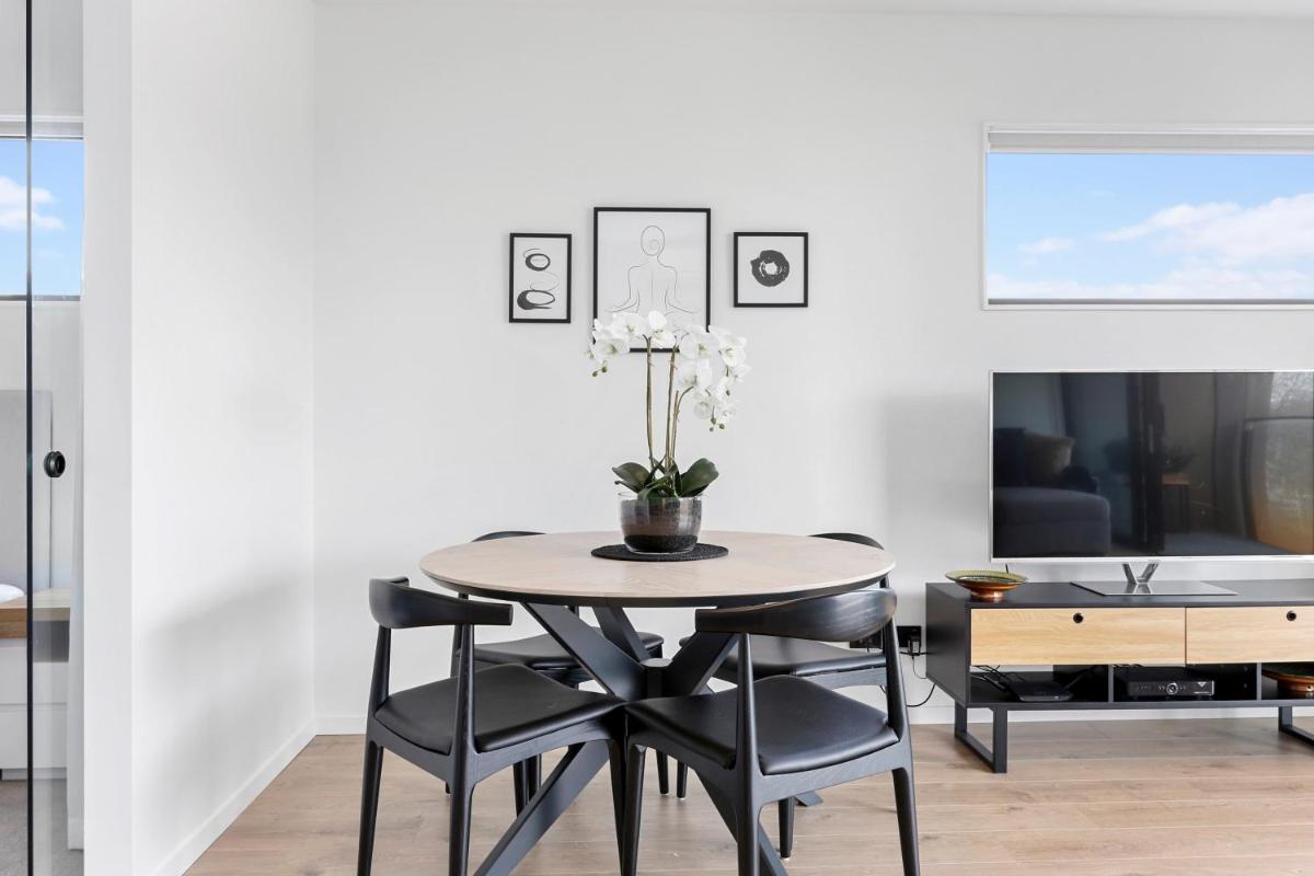 Luxury comfort with lush park views & free carpark - Housity
