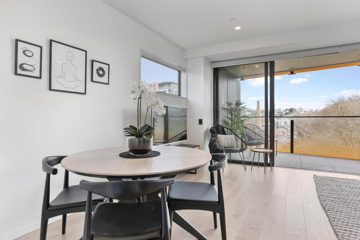 Luxury comfort with lush park views & free carpark - Housity