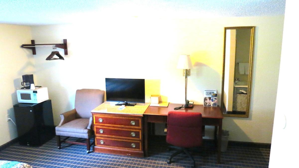 Budget Host Airport Inn - Housity