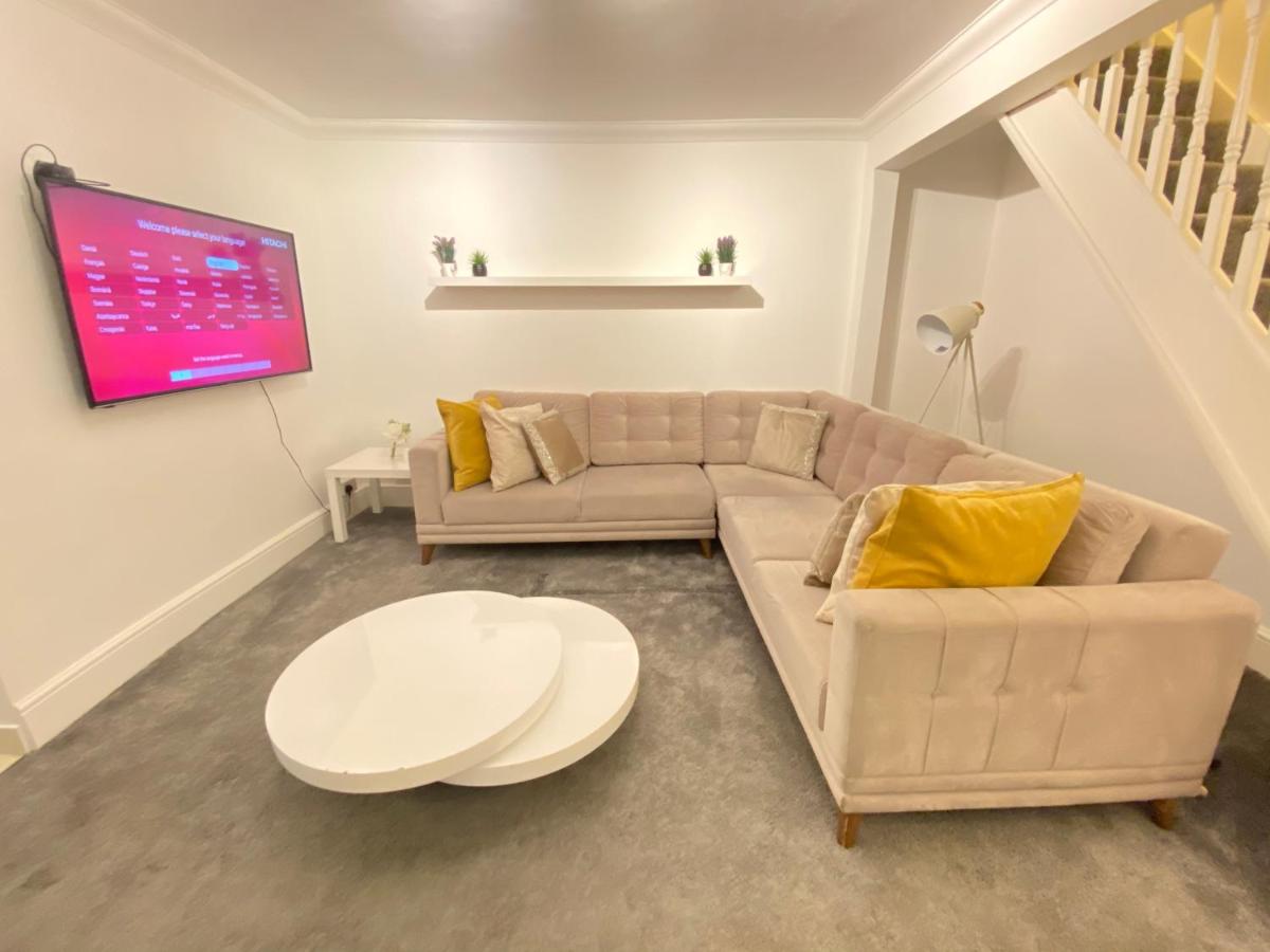 4 Bed house sleeps 8 next to Chatham station and Chatham city centre - Housity