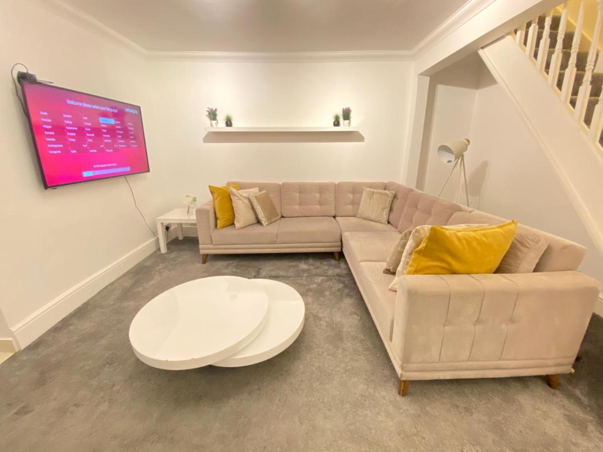 4 Bed house sleeps 8 next to Chatham station and Chatham city centre - Housity