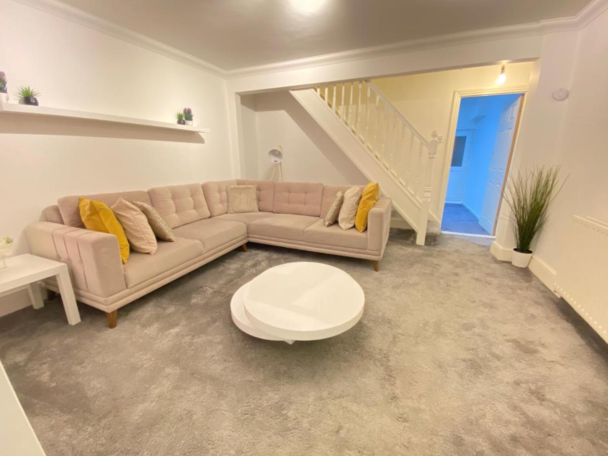 4 Bed house sleeps 8 next to Chatham station and Chatham city centre - Housity