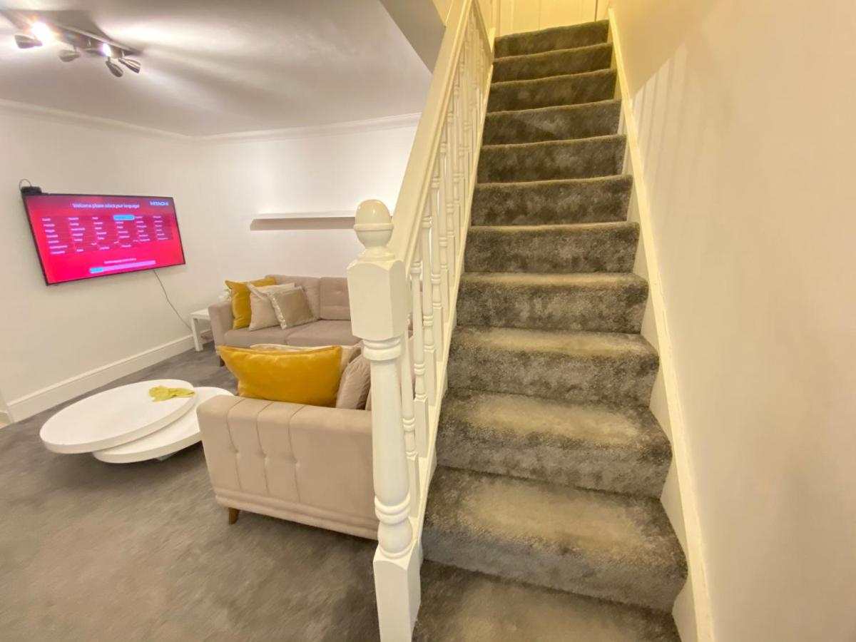 4 Bed house sleeps 8 next to Chatham station and Chatham city centre - Housity