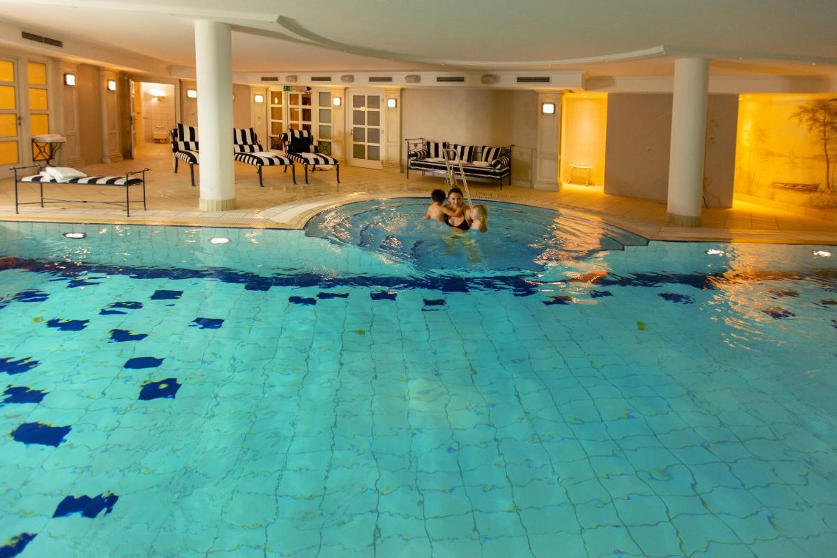 Der Swimmingpool an oder in der Nähe von Louisa's Place