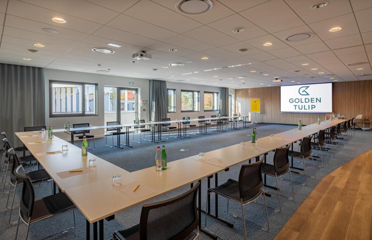 Espace de conférence ou salle de réunion dans l'établissement GOLDEN TULIP LYON OUEST TECHLID Hotel & Spa