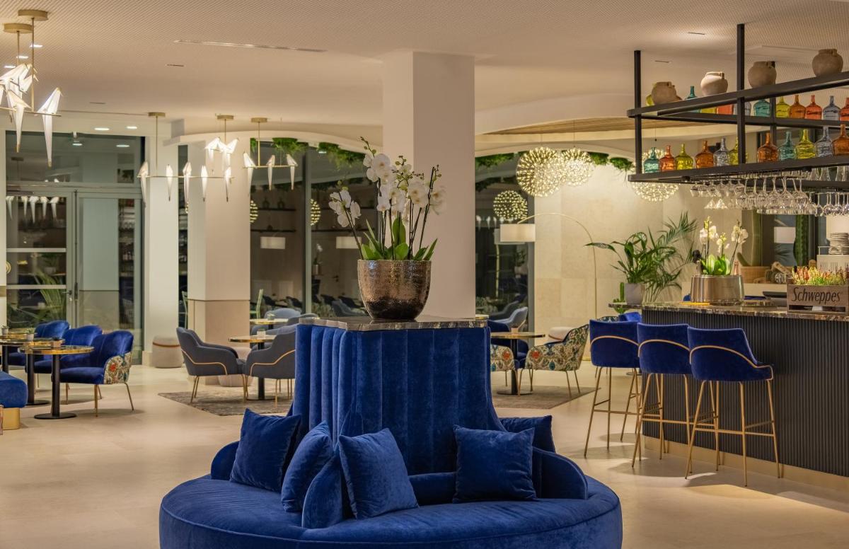 Coin salon dans l'établissement GOLDEN TULIP LYON OUEST TECHLID Hotel & Spa