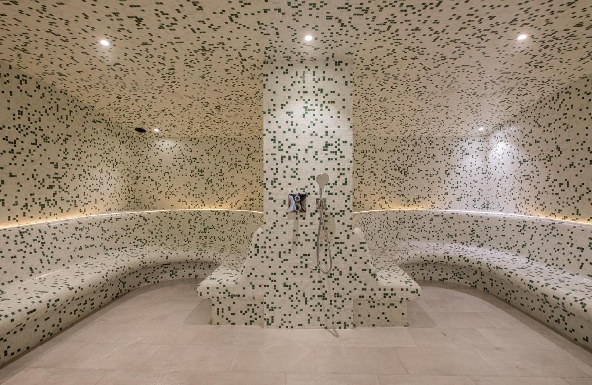 Salle de bains dans l'établissement GOLDEN TULIP LYON OUEST TECHLID Hotel & Spa