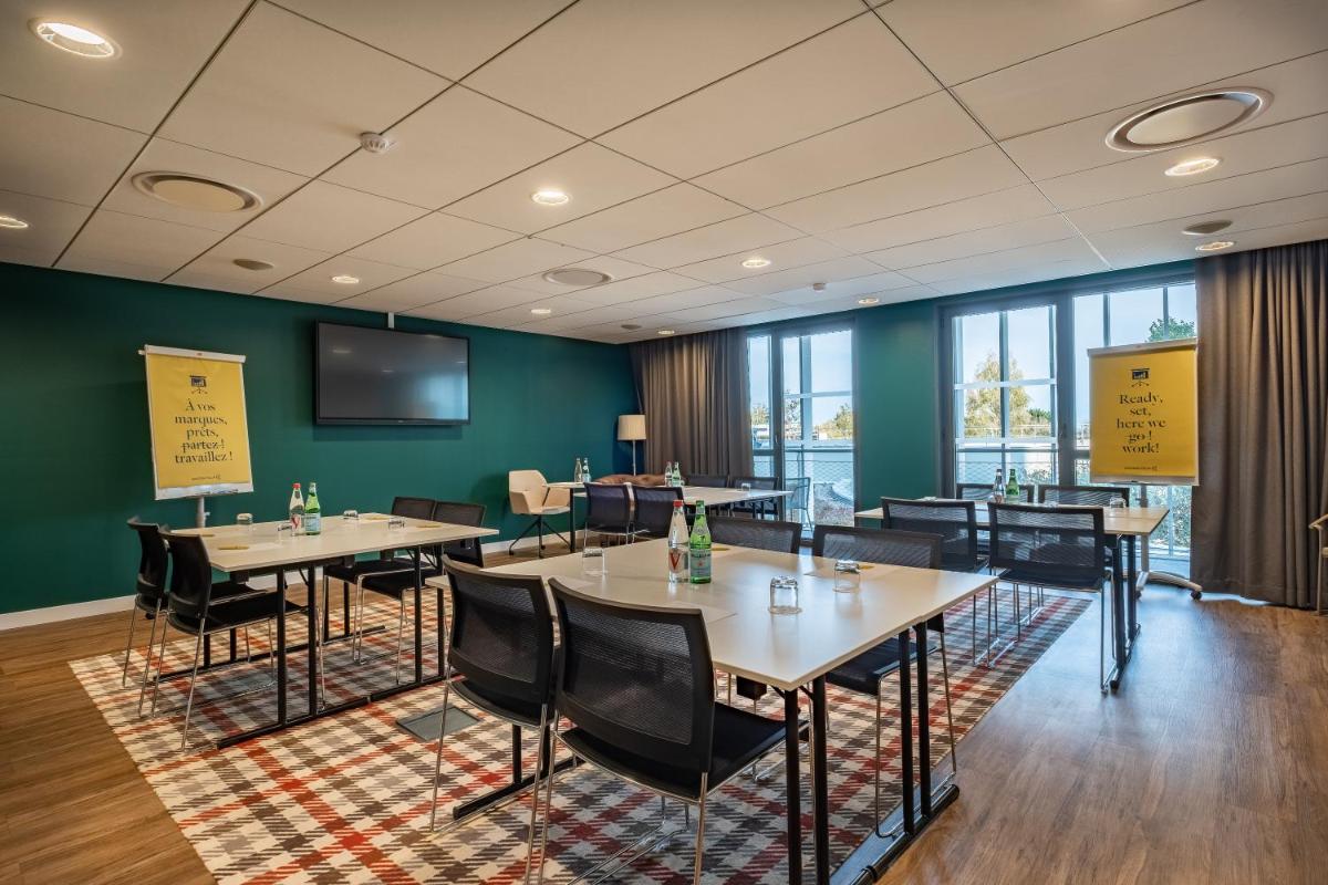 Coin salon dans l'établissement GOLDEN TULIP LYON OUEST TECHLID Hotel & Spa