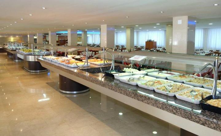 Comida en o cerca de este hotel