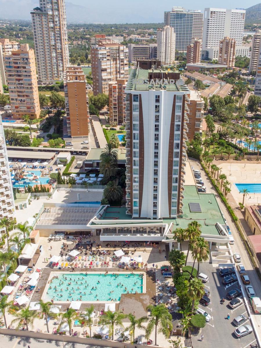 Una vista aérea de un complejo turístico con piscina. en Hotel Rosamar, en Benidorm