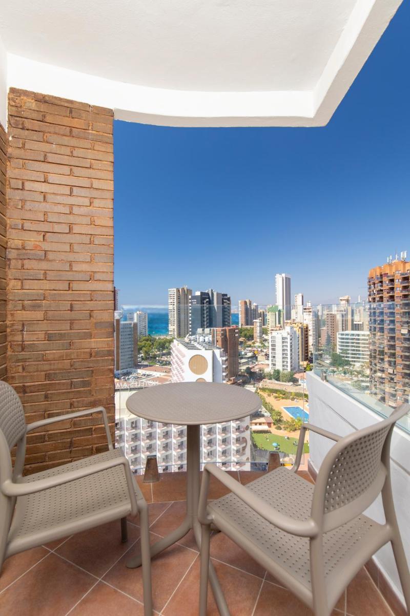 Un balcón con mesa y sillas y una vista en Hotel Rosamar, en Benidorm