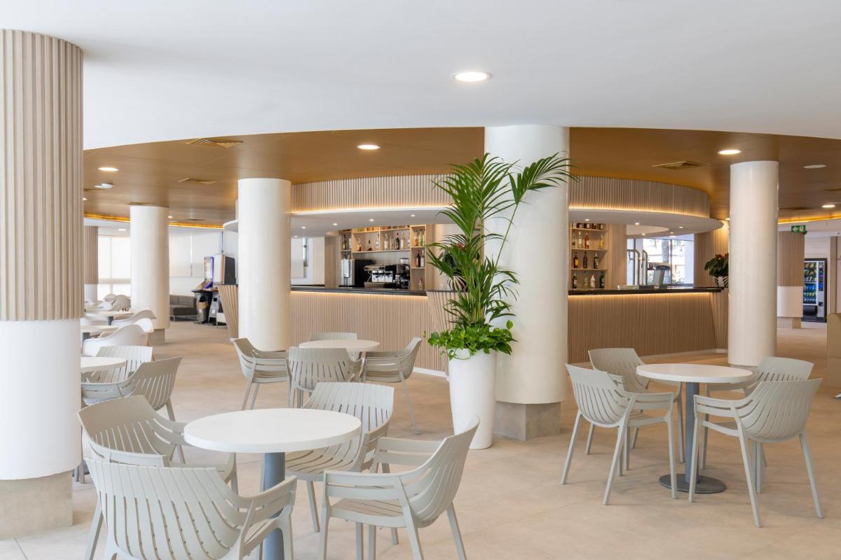 Un restaurante o sitio para comer en Hotel Rosamar