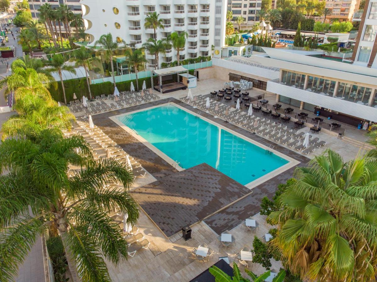 una vista aérea de una piscina en un hotel en Hotel Rosamar, en Benidorm