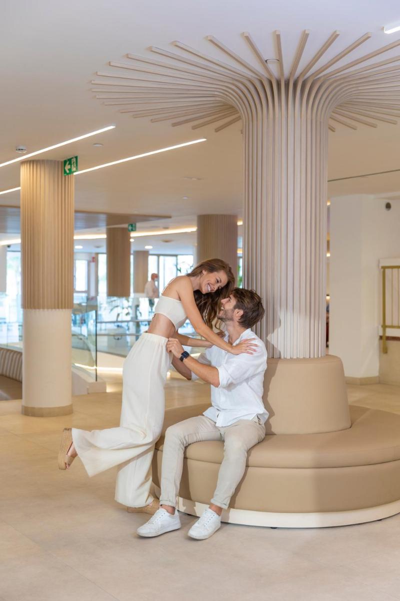 Una novia y un novio sentados en un sofá en Hotel Rosamar, en Benidorm 42 fotos más