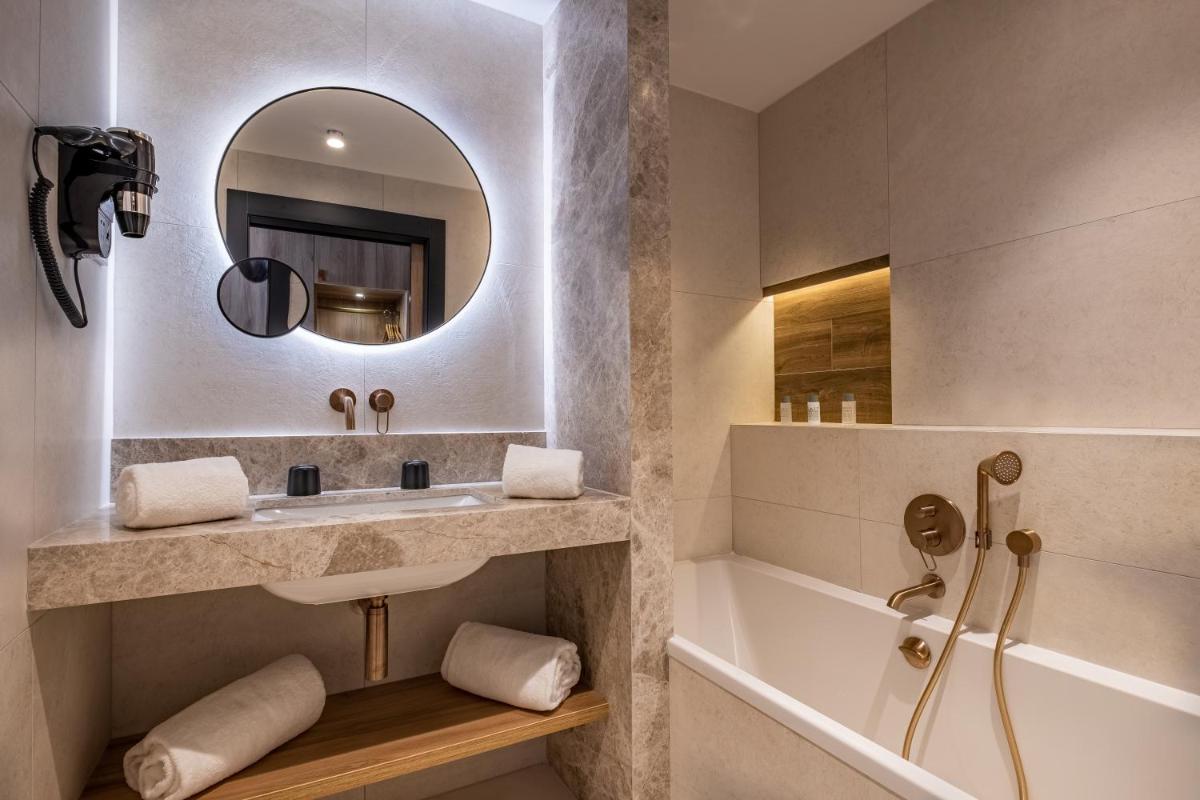 Salle de bains dans l'établissement GOLDEN TULIP LYON OUEST TECHLID Hotel & Spa
